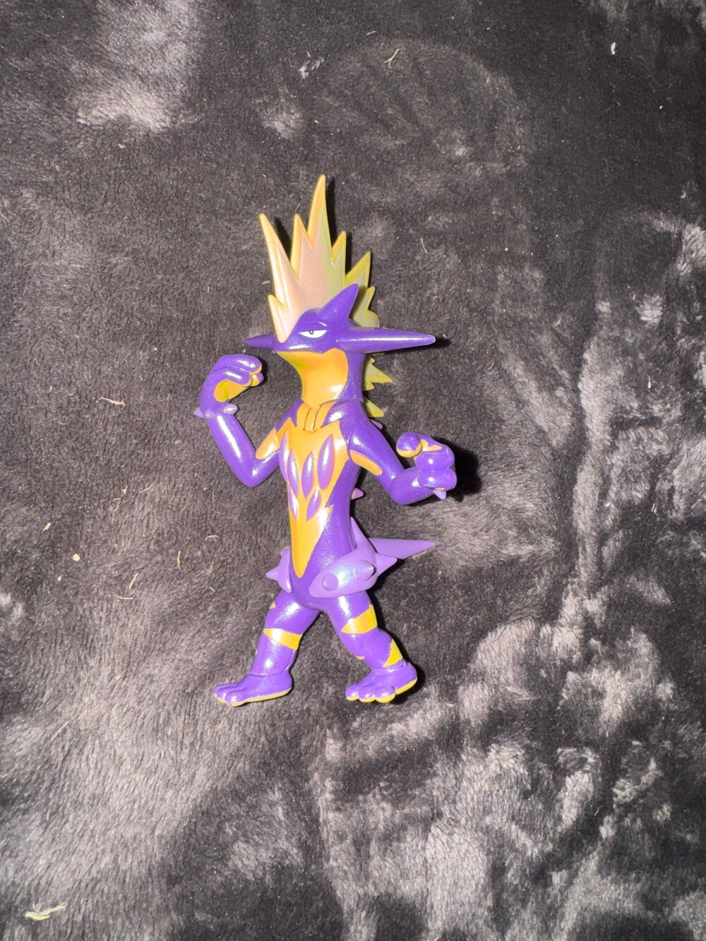 Toxtricity Pokémon Figure Purple Yellow Articulated Toy Collectible